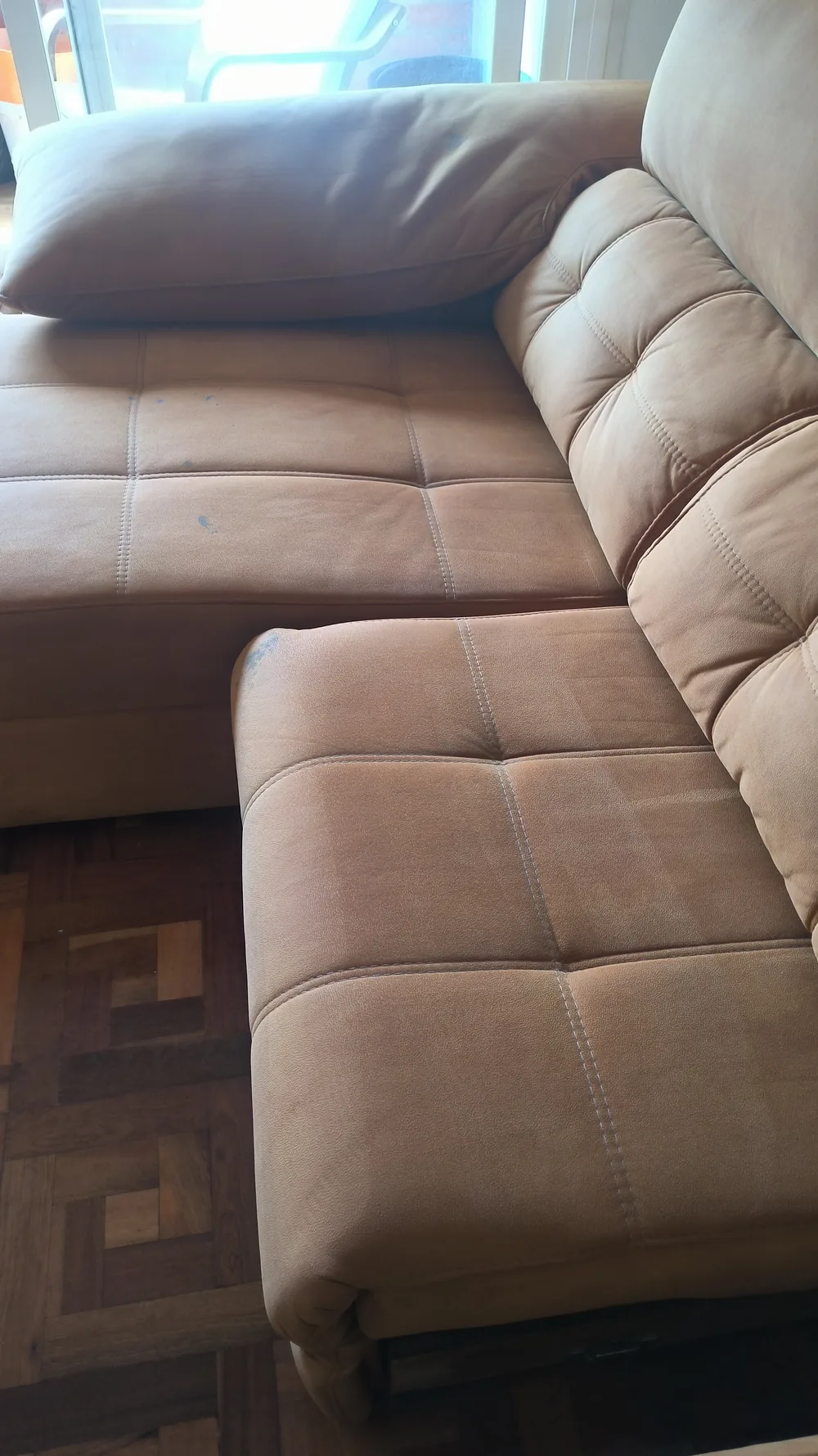 Detalle de la tapicería del sofá después de la limpieza en Zizur Mayor
