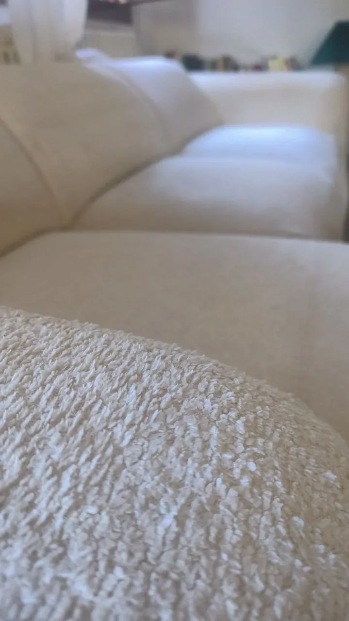 Detalle del sofá chaise longue después de la limpieza en Beriáin