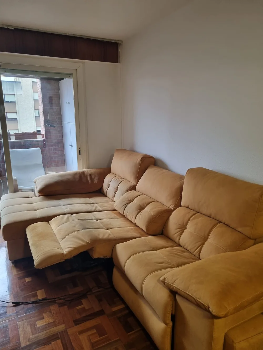 Sofá con suciedad acumulada antes de la limpieza en Zizur Mayor